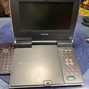 TOSHIBA PORTABLE DVD PLAYER SD-P1400